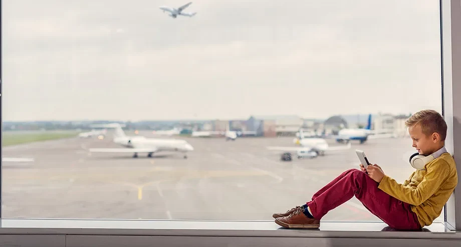 Enfants : à partir de quel âge peuvent-ils prendre l'avion seuls ?